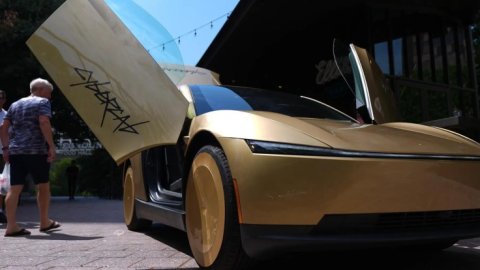 Tesla ra mắt Cybercab: Xe taxi tự hành không vô lăng