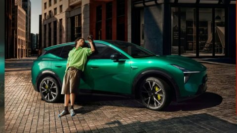 XPeng Mona L05 ra mắt, crossover gia đình đối đầu Tesla Model Y