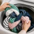 Bí quyết giặt quần áo sạch, thơm, bền màu cho người bận rộn